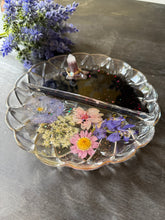 Load image into Gallery viewer, Scalloped crystal tray